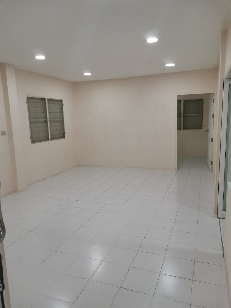 ให้เช่าออฟฟิศพร้อมโกดังคลังสินค้า ซอยพหลโยธิน 30​ จตุจักร ห่างจาก BTS รัชโยธิน